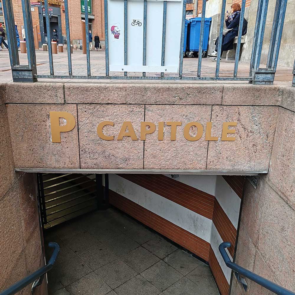 Lettres dorées découpées parking Indigo Capitole Toulouse
